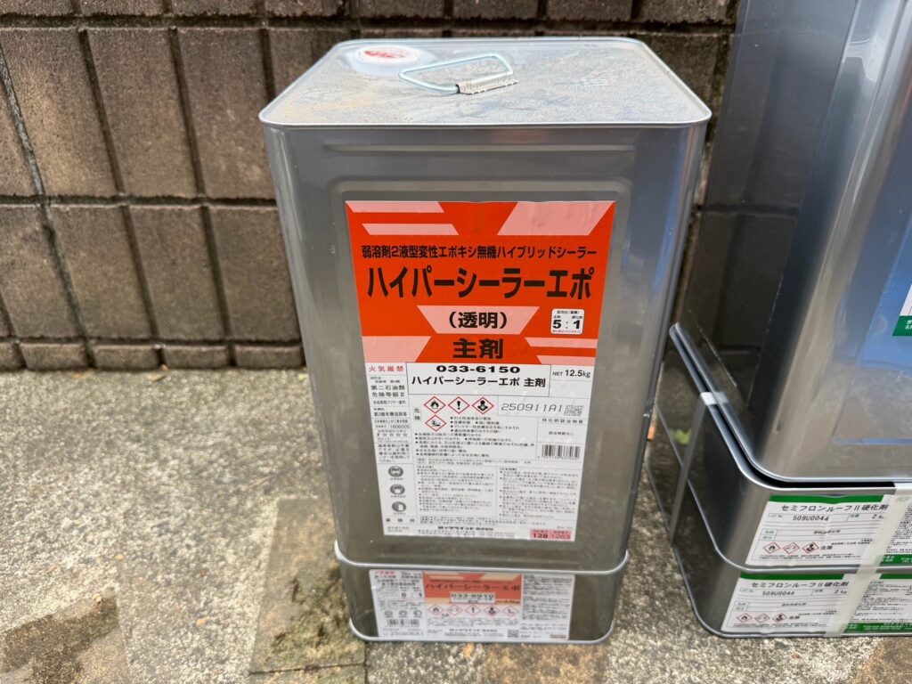 使用材料<br />
←屋根下塗り材料<br />
（一般的な塗料よりも、密着力が強い下塗り材を使用しました。）